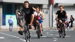 Orang-orang bersepeda di sebuah jalan dalam acara Hari Minggu Bebas Kendaraan Bermotor (Car Free Sunday) di Brussel, Belgia, pada 20 September 2020. (Xinhua/Zheng Huansong)