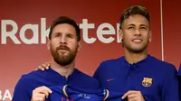Pemain Barcelona, Lionel Messi dan Neymar menunjukan jersey baru La Blaugrana di Tokyo, Jepang (13/7).  Barcelona resmi merilis jersey baru dengan Rakuten sebagai sponsor utama musim ini. (AFP/Toru Yamanaka)
