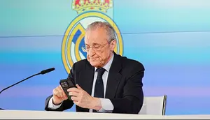 Presiden Real Madrid, Florentino Perez dalam sesi konferensi pers. (AP Photo/Bernat Armangue)