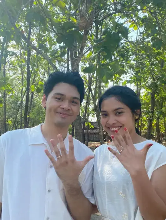 <p>Potret bahagia Mikha dan perempuan biasa disapa Grego itu menunjukkan cincin yang ada di jari manis masing-masing. Keduanya juga kompak mengenakan pakaian putih. [Twitter/@Reu_nathaniel]</p>