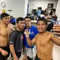 Windri Patilima saat melakukan panggilan video call bersama rekan-rekannya usai sesi sparring partner dalam program MMA Fight Academy di San Diego, Amerika Serikat. (Marco Tampubolon/Liputan6.com)