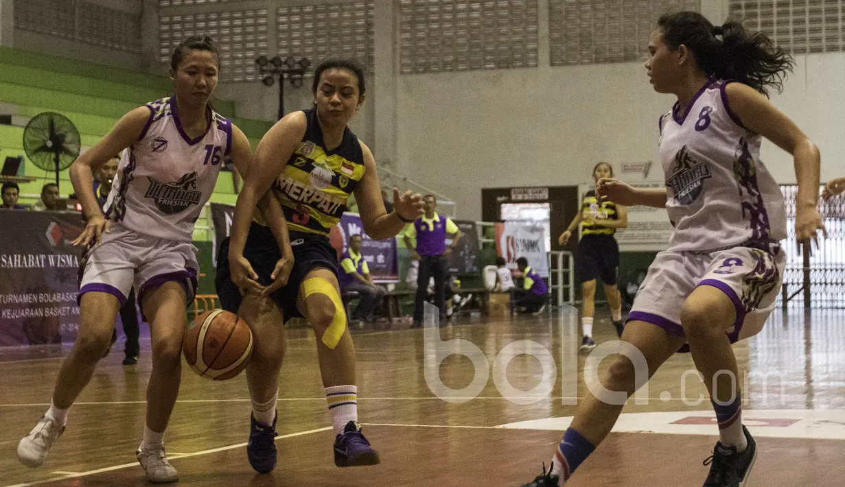 Pebasket Merpati Bali, Nadya Gumanti, berusaha melewati pesbasket Tanago Friesian pada perebutan tempat ketiga Sahabat Cup 2017 di GOR Sahabat, Semarang, Sabtu (22/4/2017). Merpati menang 53-30 atas Tanago. (Bola.com/Vitalis Yogi Trisna)