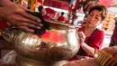 Warga Tionghoa melakukan tradisi sarana peribadatan di Vihara Amurva Bhumi, Jakarta, Jumat (20/1). Menjelang datangnya Tahun Baru Imlek 2568 pada 28 Januari 2017, kesibukan semakin terlihat di Vihara Amurva Bhumi. (Liputan6.com/Gempur M Surya)