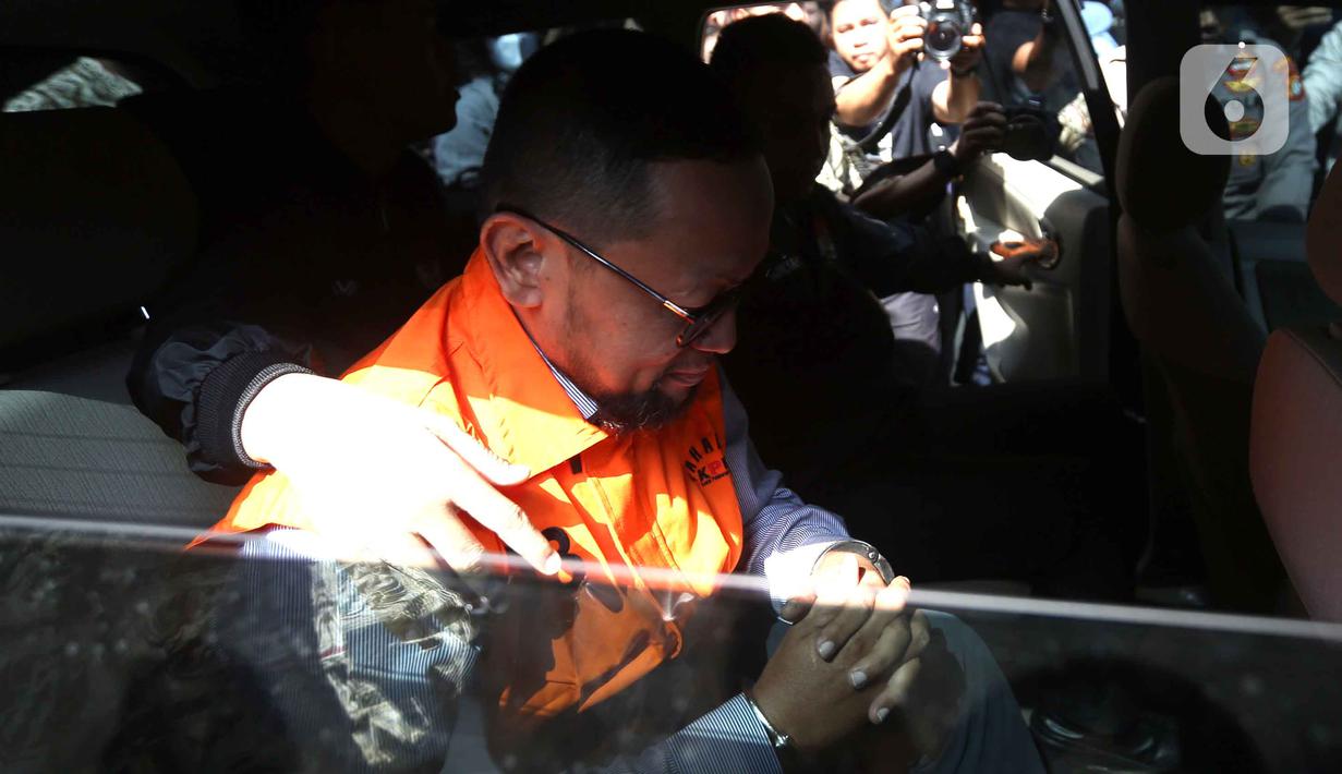 Namun gugatan praperadilan Yaqut Cholil Qoumas ditolak sepenuhnya pada putusan sidang yang dibacakan oleh hakim tunggal Sulistyo Muhamad Dwi Putro dalam sidang yang digelar pada Rabu (11/3/2026). Tampak dalam foto, mantan Staf Khusus Menteri Agama (Menag) periode 2020-2024, Yaqut Cholil Qoumas, Ishfah Abidal Aziz alias Gus Alex masuk ke dalam mobil tahanan usai menjalani pemeriksaan di Gedung Merah Putih Komisi Pemberantasan Korupsi (KPK), Jakarta, Selasa (17/3/2026). (Liputan6.com/Helmi Fithriansyah)