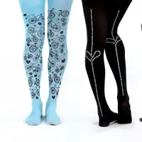 Selain gebetan, stocking bergambar ini juga bikin kamu ingin memiliki secepatnya. (via: Boredpanda.com)