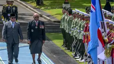 Presiden Republik Indonesia Prabowo Subianto (kiri) bersama Perdana Menteri Republik Fiji Fiji Sitiveni Rabuka memeriksa barisan pasukan jajar kehormatan saat upacara penyambutan di halaman Istana Kepresidenan di Jakarta pada Kamis 24 April 2025. (BAY ISMOYO/AFP)