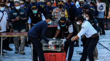 Petugas KNKT meletakkan Black box atau kotak hitam pesawat Sriwijaya Air SJ 182 yang jatuh di Kepulauan Seribu di Dermaga JICT, Jakarta, Selasa (12/1/2021). Meski FDR sudah ditemukan, namun Cockpit Voice Recorder (CVR) masih dalam proses pencarian.  (Liputan6.com/Johan Tallo)
