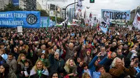 Ribuan orang berdemonstrasi menentang kebijakan Presiden Mauricio Macri di Buenos Aires, Argentina, Senin (9/7). Demo menentang pinjaman International Monetary Fund (IMF) ini dilakukan tepat di Hari Kemerdekaan ke-202 Argentina. (Eitan ABRAMOVICH/AFP)