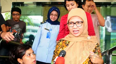 Mantan anggota Komisi II DPR Chairun Nisa usai menjalani pemeriksaan oleh KPK, Jakarta, Kamis (26/3/2015). Chairun Nisa diperiksa dalam perkara dugaan tindak pidana korupsi penyelenggaraan haji di Kementerian Agama 2012-2013. (Liputan6.com/Yopi Renato)