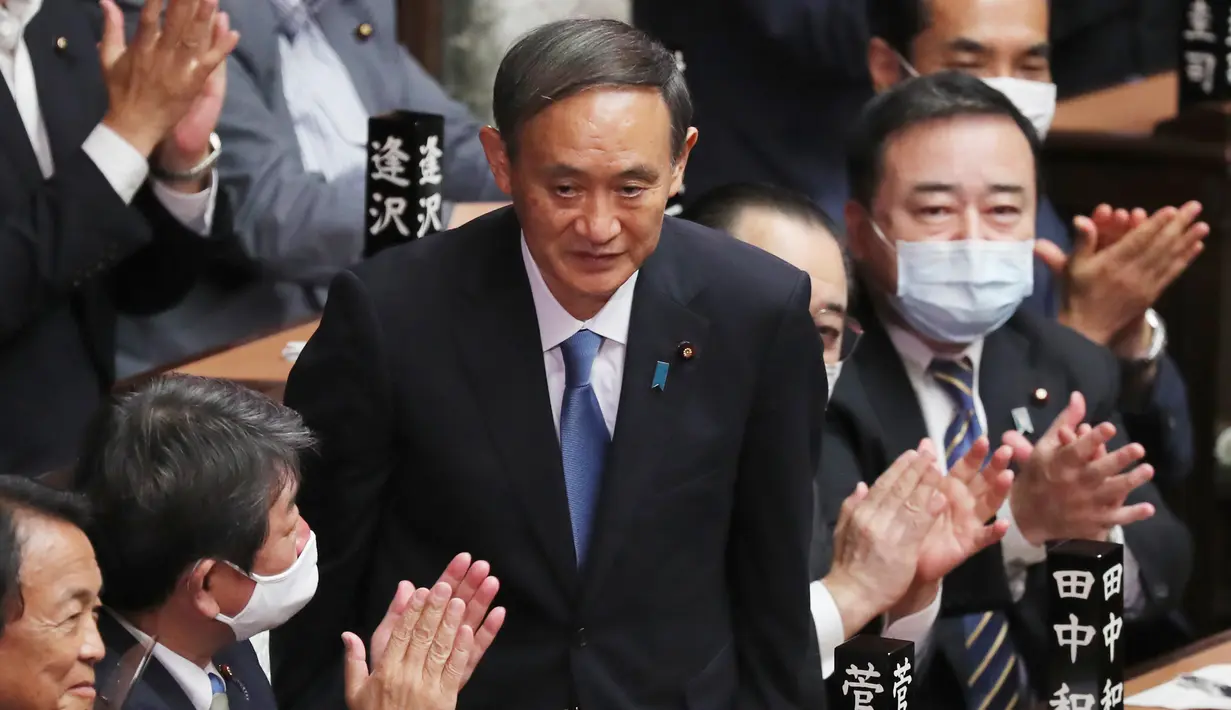Yoshihide Suga diberi tepuk tangan setelah terpilih sebagai perdana menteri baru Jepang di majelis rendah parlemen di Tokyo, Rabu (16/9/2020). Parlemen Jepang pada Rabu (16/9) resmi memilih Yoshihide Suga sebagai perdana menteri pengganti Shinzo Abe yang mundur karena sakit. (AP Photo/Koji Sasahara)