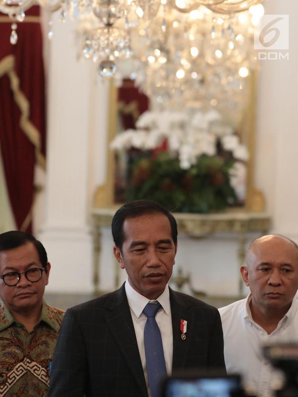 Presiden Joko Widodo (Jokowi) memberikan keterangan seusai bertemu CEO Bukalapak Achmad Zaky di Istana Merdeka, Sabtu (16/2). Dalam kesempatan itu Jokowi meminta seluruh pihak untuk menghentikan gerakan uninstall Bukalapak.com. (Liputan6.com/Angga Yuniar)