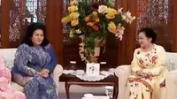 Megawati menjamu istri PM Najib Razak, Datin Seri Rosmah Mansor.