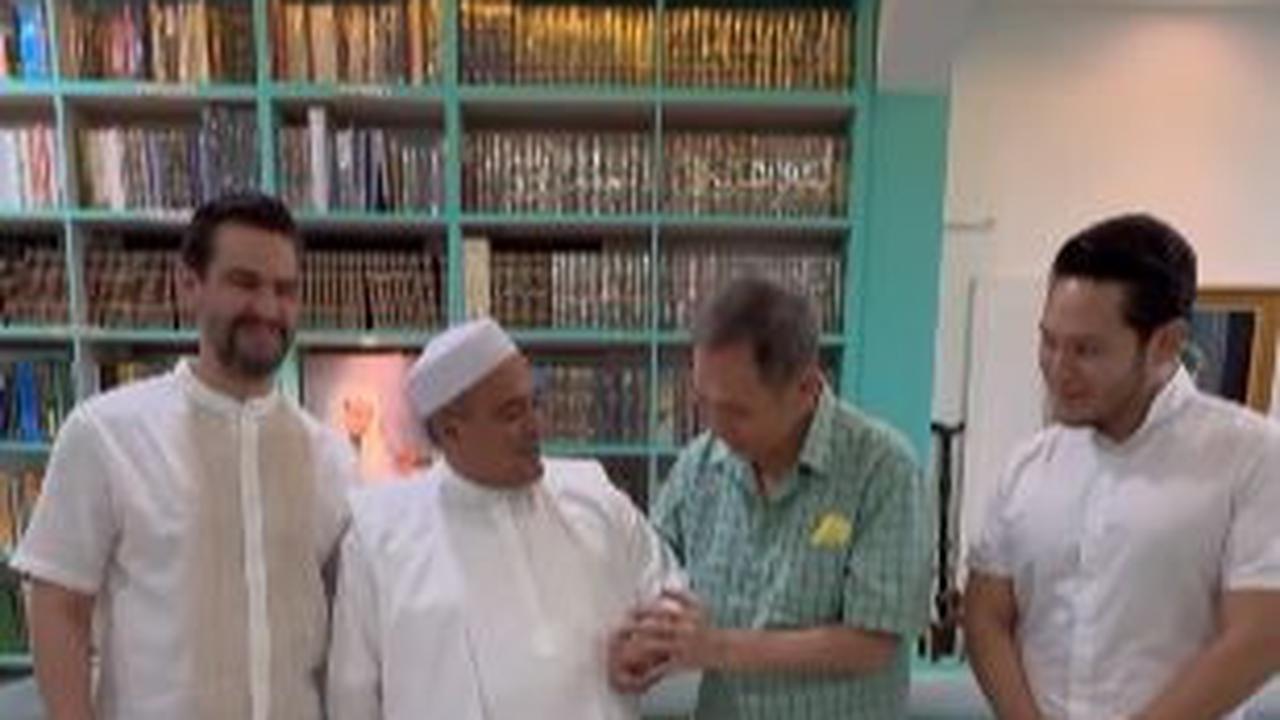 "Pak Jusuf Hamka ini luar biasa, membangun masjid dimana-mana, beramal baik di banyak tempat, dan hubungannya dengan berbagai pihak juga sangat baik," tuturnya.