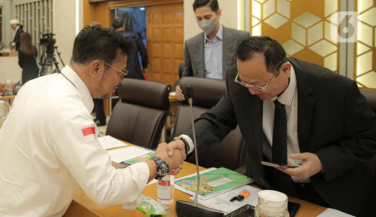 Menteri Pertanian (Mentan) Syahrul Yasin Limpo bersalaman dengan Ketua Komisi IV DPR RI Sudin saat rapat kerja di Kompleks Parlemen Senayan, Jakarta, Senin (16/1/2023). Raker tersebut membahas mengenai Kinerja Kementerian Pertanian mulai dari program-program kerja yang tidak memberikan dampak signifikan terhadap petani, hingga data stok pangan yang berbeda. (Liputan6.com/Faizal Fanani)