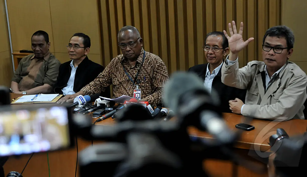 Johan Budi (kanan) memberikan kesempatan kepada awak media untuk mengajukan pertanyaan saat konferensi pers terkait kasus AS dan BW di Gedung KPK, Jakarta, Rabu (25/2/2015).  (Liputan6.com/Johan Tallo)