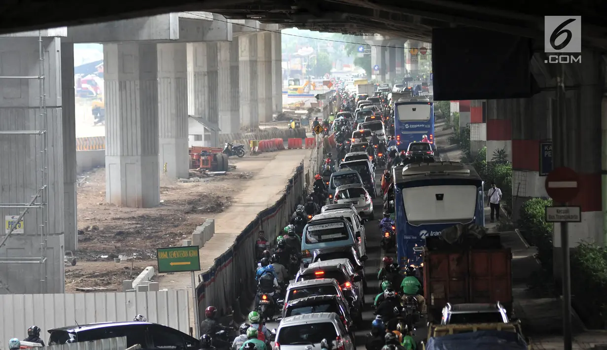 Kemacetan arus lalu lintas di Jalan DI Panjaitan, Jakarta, Selasa (11/12). Kemacetan yang terjadi dari arah Cawang-Tanjung Priok terjadi akibat uji coba pintu keluar tol Becakayu. (Merdeka.com/ Iqbal S. Nugroho)