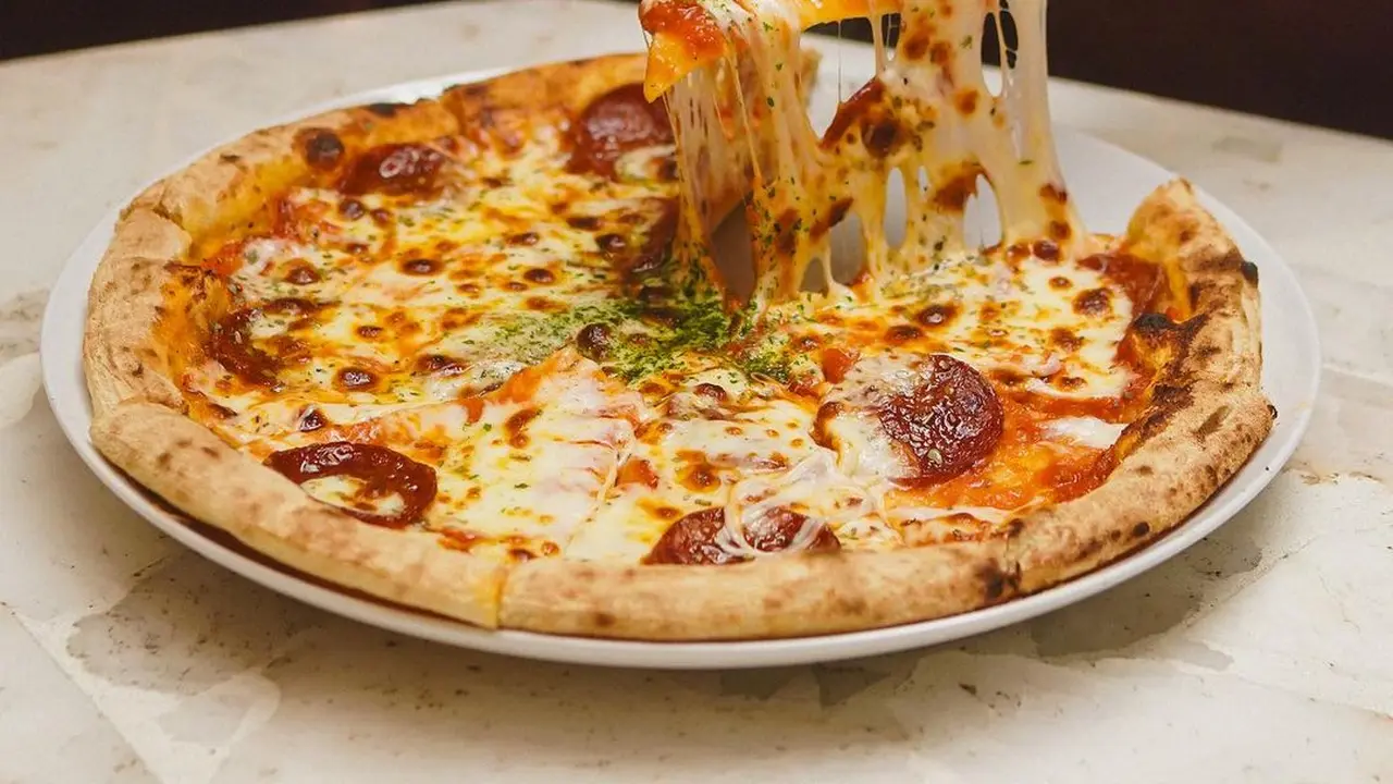 Menyantap Pizza Autentik ala Italia di Bogor Kota Hujan, Dibakar dengan Kayu Pohon Rambutan