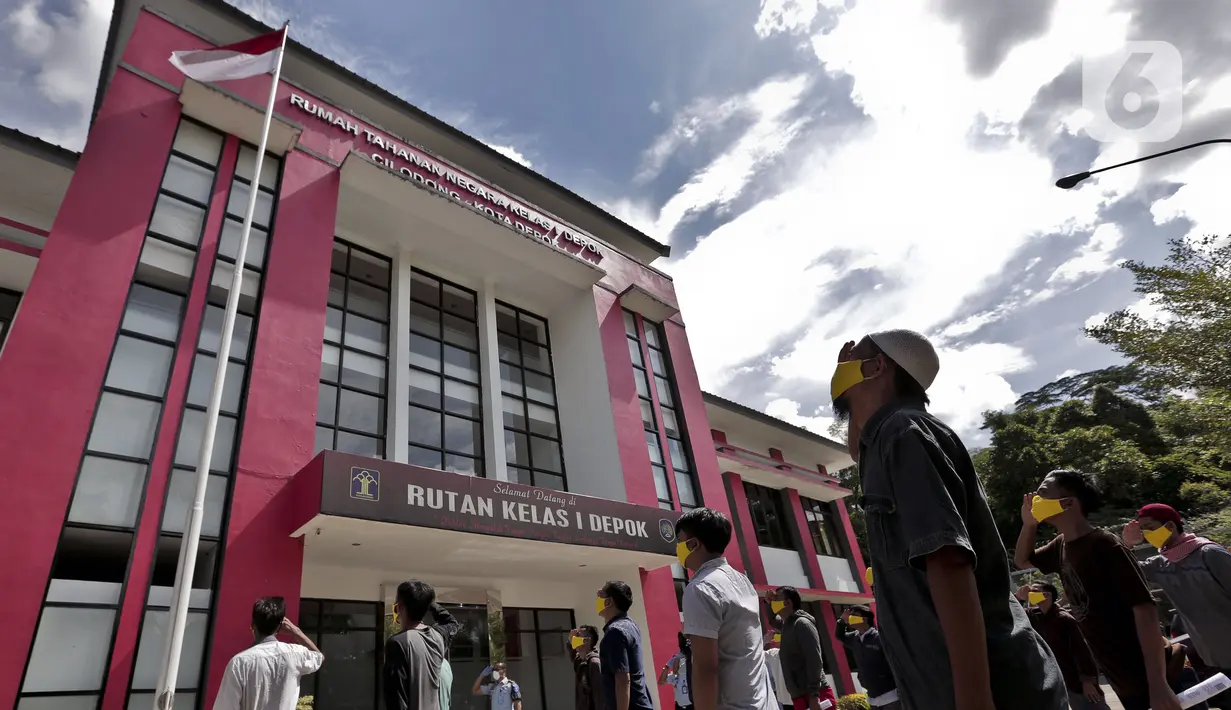 Narapidana melakukan upacara usai mendapat pembebasan bersyarat melalui program asimilasi dan integrasi terkait pandemi virus corona COVID-19 di Rutan Kelas I Depok, Jawa Barat, Selasa (7/4/2020). Pemerintah membebaskan 30.432 narapidana dan anak di seluruh Indonesia. (Liputan6.com/Johan Tallo)