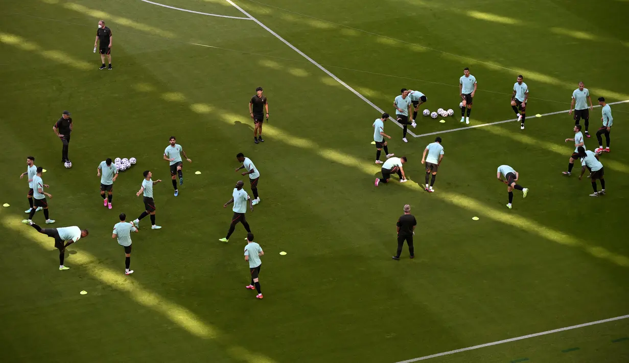 Para pemain Portugal saat mengikuti sesi latihan tim di arena stadium di Munich, Jumat (18/6/2021). Portugal akan bertanding melawan Jerman pada grup F Euro 2020 di Allianz Arena. (Matthias Hangst/Pool via AP)