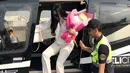 Sebelum berangkat liburan ke Hongkong liburan, penyanyi 34 tahun itu baru saja membuka toko kue di Bandung. Tak tanggung-tanggung, Syahrini ke Bandung dengan menggunakan helikopter pribadi. (Instagram/princessyahrini)