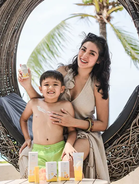 Another nude dress dengan kerah plunge berdetail ruffle yang romantis. (Foto: Instagram @inijedar)