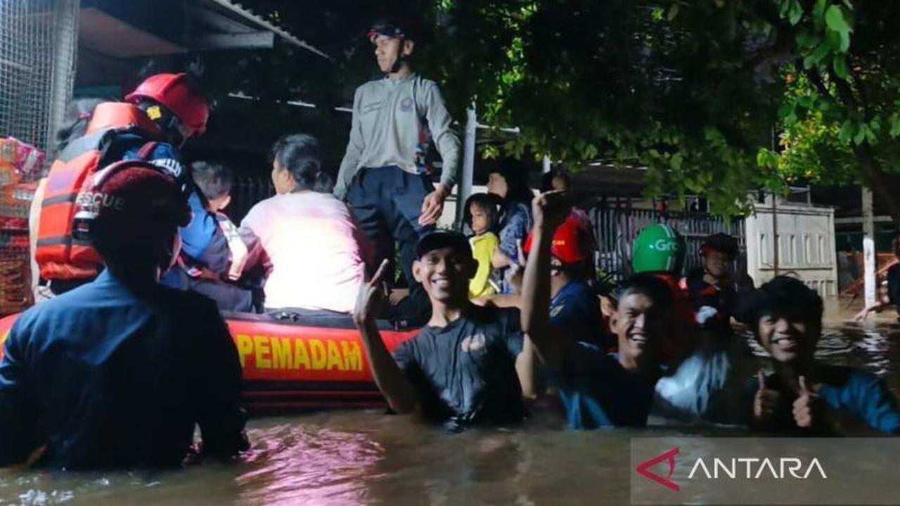 Gulkarmat Jaktim Prioritaskan Evakuasi Balita dan Ibu Hamil dalam Evakuasi Banjir Ciracas