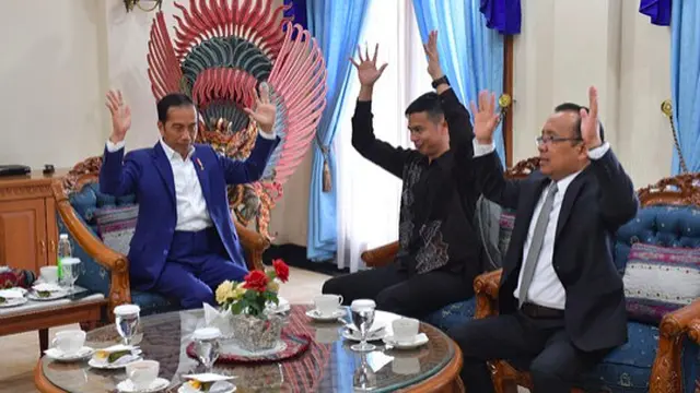 7 Potret Jokowi Semangat Belajar Bahasa Isyarat untuk Pembukaan Asian Para Games 2018