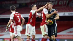 Para pemain Arsenal merayakan keberhasilan kiper Bernd Leno usai menggagalkan eksekusi penalti gelandang Chelsea, Jorginho, dalam laga lanjutan Liga Inggris 2020/21 pekan ke-15 di Emirates Stadium, London, Sabtu (26/12/2020). Arsenal menang 3-1 atas Chelsea. (AFP/Julian Finney/Pool)