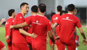Pemain Timnas Indonesia, Jay Idzes (kiri) berbincang dengan Jordy Amat saat melakoni latihan resmi menjelang laga FIFA Series 2026 melawan St Kitts and Nevis di Stadion Madya, Senayan, Jakarta, Kamis (26/03/2026). (Bola.com/M Iqbal Ichsan)