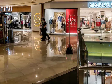 Pengunjung berjalan di antara kios pusat perbelanjaan di Mal Grand Indonesia, Jakarta, Selasa (17/3/2020). Seiring meluasnya virus corona Covid-19 di Indonesia, pengunjung pusat perbelanjaan atau mal langsung turun drastis dengan penurunan fluktuatif sekitar 10-15%. (Liputan6.com/Faizal Fanani)