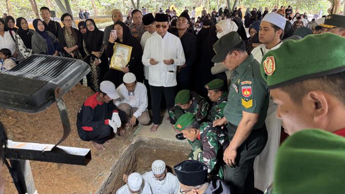 Wiranto Terisak Pilu di Pusara Sang Istri