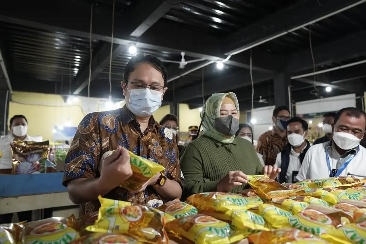 Wakil Menteri Perdagangan (Wamendag) Jerry Sambuaga melakukan kunjungan ke Pasar Puja Bahari dan Pasar Bida Trade Centre (BTC) di kota Batam. (Dok Kemendag)