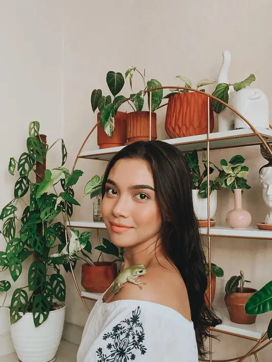 "Kalau suka tanaman mah memang sudah dari aku kecil karena memang aku lahir dan besar di Bali, jadi memang hidupku sudah dekat dengan alam yah," tutur Angela Gilsha. (Instagram/angelagilsha)