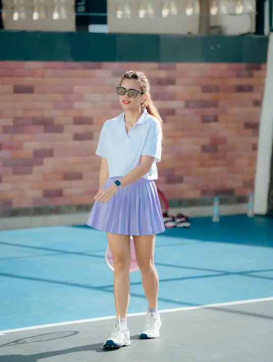 Sudah jadi seorang ibu dengan satu anak, sosoknya enggak kalah dengan anak-anak ABG. Banyak netizen memuji penampilan sportynya yang terlihat stylish ini di kolom komentar Instagramnya. Dalam menjalani latihan, Audi Marissa kerap ditemani oleh sahabat. (Liputan6.com/IG/@audimarissa)
