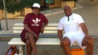 Tampil Santai, Samuel L Jackson dan Magic Johnson Dituduh Imigran