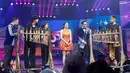 Ahn Hyo Seop juga menunjukkan kemampuannya dalam memainkan Angklung, salah satu alat musik tradisional Indonesia. (Kapanlagi.com/Budy Santoso)