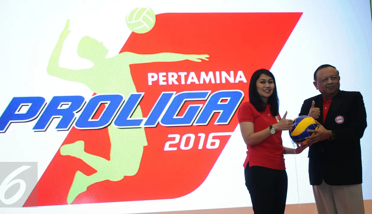 Wakil Ketua PP PBVSI. Djoko Sardono (kanan) menyerahkan bola kepada Wianda Pusponegoro (Vice President for Corporate Communication PT. Pertamina) saat peluncuran Pertamina Proliga 2016 di Jakarta, Rabu (10/2/2016). (Liputan6.com/Helmi Fithriansyah)