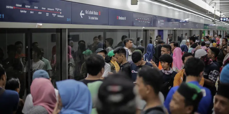 Antusiasme Warga Naik MRT Jakarta