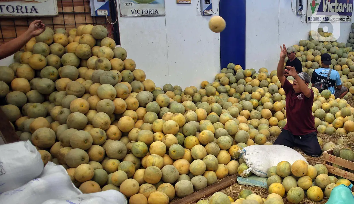 Pada bulan Ramadan permintaan buah-buahan mengalami peningkatan sebesar 15 hingga 40 persen dibandingkan hari biasa. (Liputan6.com/Angga Yuniar)