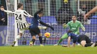 Di masa perpanjangan waktu, Inter Milan berhasil comeback untuk berbalik unggul 2-1 lewat gol Alexis Sanchez pada menit 120. (AP/Luca Bruno)