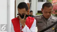 Petugas mengawal Tersangka pembunuhan Deudeuh Alfi Sahrin alias Tata Chubby,  Muhammad Prio Santoso usai menjalani sidang perdana di Pengadilan Negeri Jakarta Selatan, Senin (21/9/2015). (Liputan6.com/Herman Zakharia)