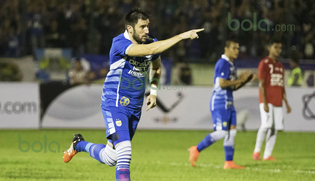 Pemain Persib, Vladimir Vujovic, mencetak gol pertama melalui penalti ke gawang Bali United dalam laga persahabatan di Stadion Siliwangi, Bandung, Sabtu (13/2/2016). (Bola.com/Vitalis Yogi Trisna) 