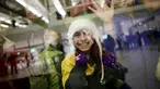 Para warga kota Temuco menanti pemain Brasil di luar hotel tempat mereka menginap. (REUTERS/Ricardo Moraes