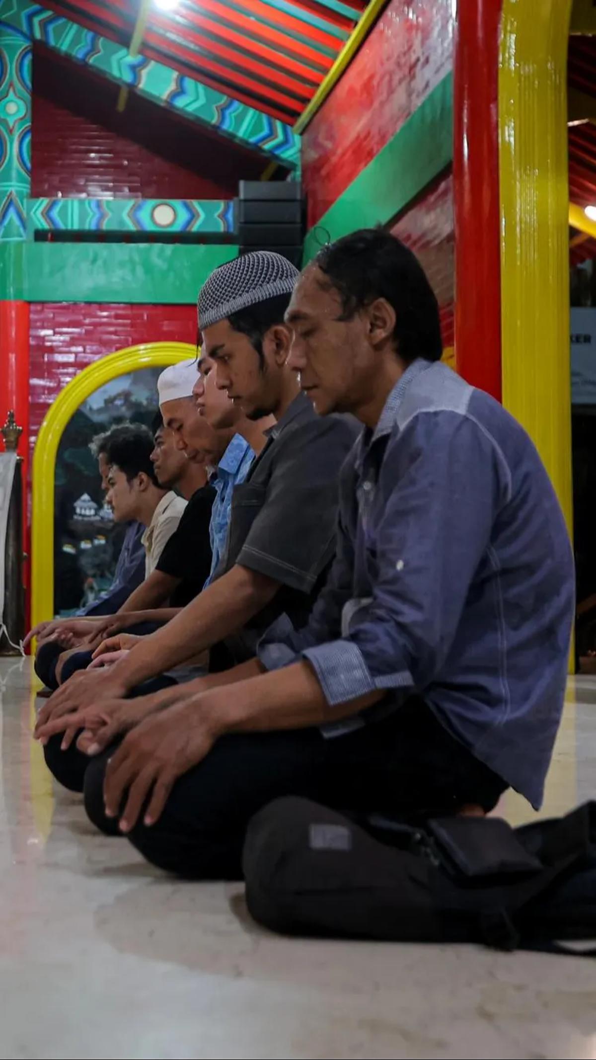 Para jemaah yang solat di masjid ini juga terlihat khusyuk.
