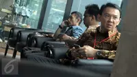Gubernur DKI Jakarta Basuki 'Ahok' Tjahaja Purnama berada di ruang tunggu Gedung KPK, Jakarta, Selasa (12/4). (Liputan6.com/Helmi Afandi)