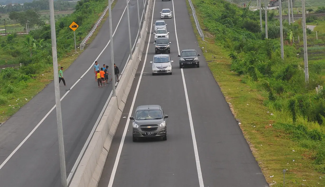 Kendaraan melintasi jalur keluar tol Berebes, Jawa Tengah, Jumat (23/12). Hingga saat ini belum terjadi antrian panjang hingga menuju jalur pantura Berebes. (Liputan6.com/Angga Yuniar)