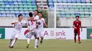 Para pemain Vietnam merayakan kemenangan atas Timnas Indonesia U-19 pada laga AFF U-18  di Stadion Thuwunna, Yangon, Senin (11/9/2017). Indonesia kalah 0-3 dari Vietnam. (Liputan6.com/Yoppy Renato)