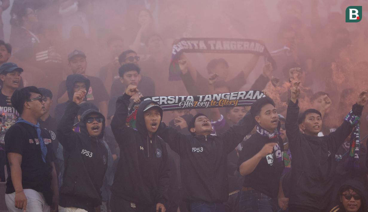 Suporter Persita Tangerang merayakan keberhasilan Pendekar Cisadane selamat dari degradasi Liga 1 2024 di Stadion Indomilk Arena, Tangerang, Selasa (30/4/2024). (Bola.com/M Iqbal Ichsan)