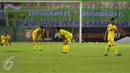 Pemain Bhayangkara FC tertunduk usai dikalahkan Semen Padang di babak 8 besar Piala Presiden 2017 di Stadion Manahan, Solo, Minggu (26/2). Semen Padang unggul 1-0. (Liputan6.com/Helmi Fithriansyah)