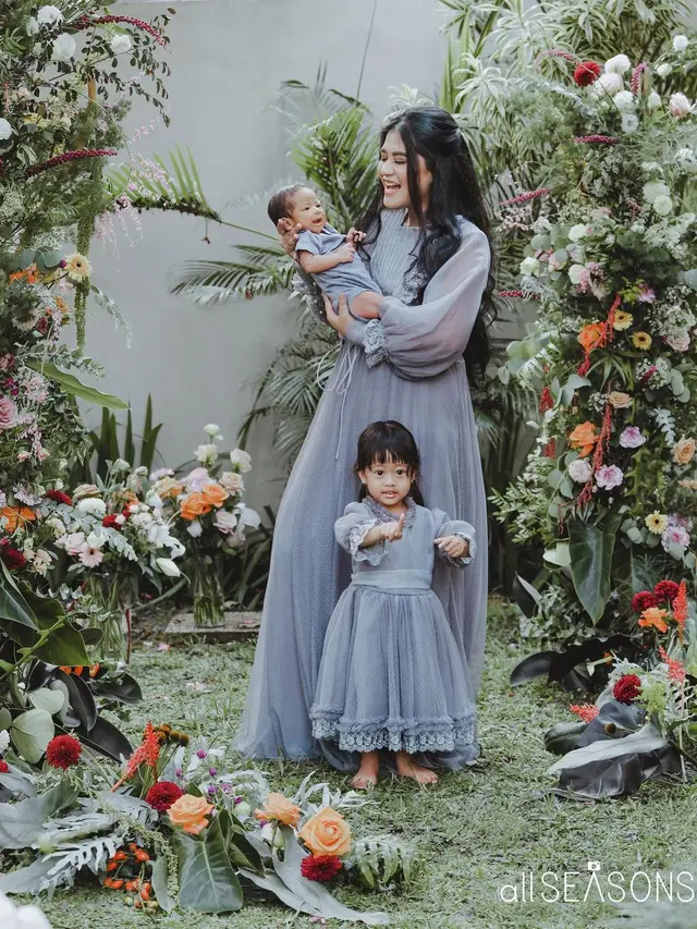 6 Potret Kahiyang Ayu Usai Melahirkan Anak Kedua, Curi Perhatian